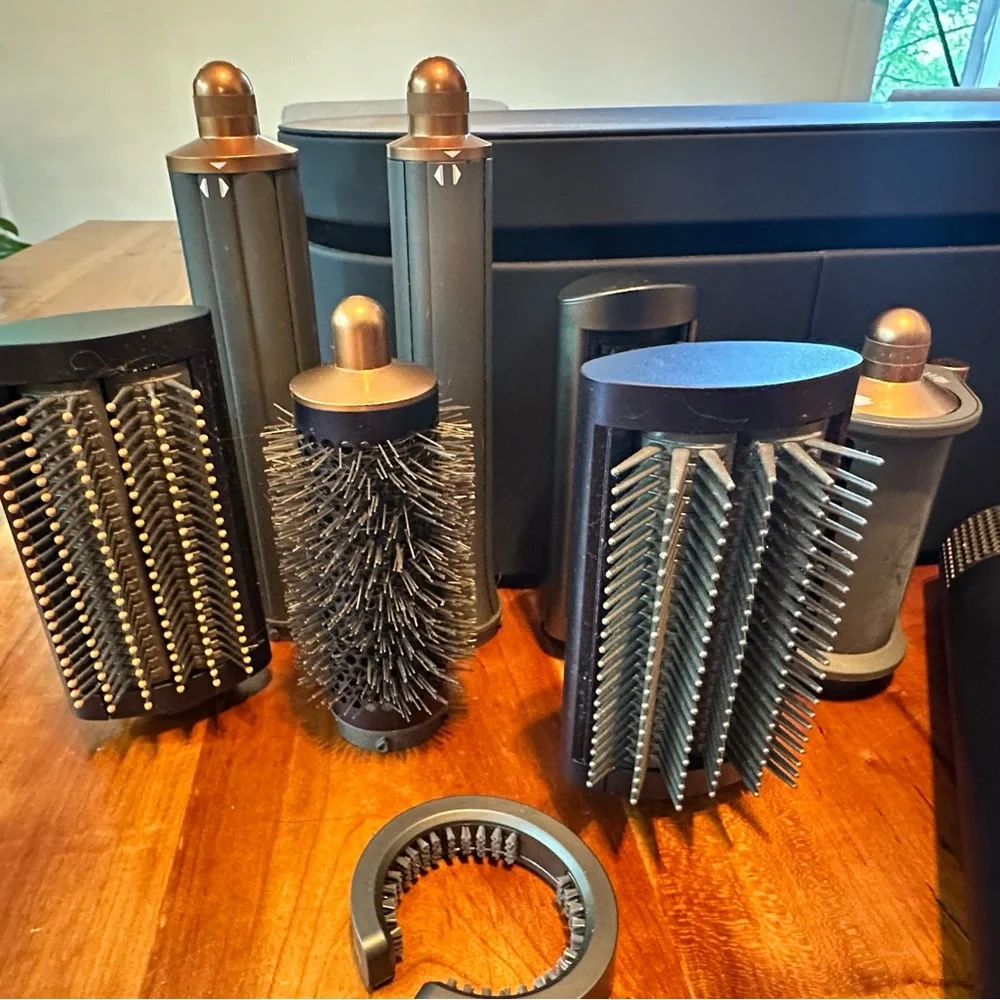 Dyson Airwrap For Sale - Barely Used, Works Exellent - Picture 2 of 2